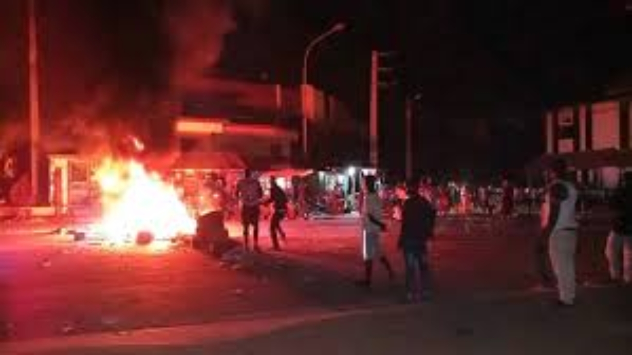 Dans la nuit de jeudi à vendredi, 15 mars 2024 plusieurs quartiers étaient en ébullition dans la capitale guinéenne. Des jeunes sont sortis pour protester contre la rareté du courant électrique. A Lambangnie, un jeune a été tué. Des citoyens rencontrés dénoncent ce délestage, qui selon eux « Les impacts dans leurs activités ».