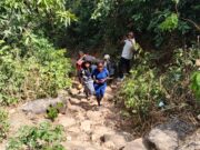 Kindia – Mont Gangan : vivre au sommet de l’isolement et de la précarité Habitants du mont Gangan à Kindia transportant des charges sur un relief montagneux difficile d’accès en Guinée