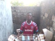 À Conakry, Mamadou Djouldé Keïta transforme le carton en objets grâce à son imagination