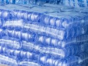 Guinée : après le moratoire sur les sachets d’eau, le défi de l’approvisionnement et des prix reste posé La Guinée accorde six mois de moratoire aux producteurs de sachets d’eau. Approvisionnement, prix et environnement : les enjeux de cette décision.