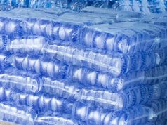 Guinée : après le moratoire sur les sachets d’eau, le défi de l’approvisionnement et des prix reste posé La Guinée accorde six mois de moratoire aux producteurs de sachets d’eau. Approvisionnement, prix et environnement : les enjeux de cette décision.