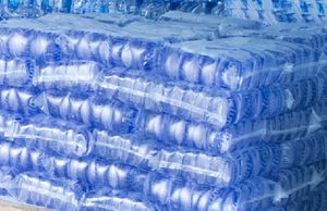 Guinée : après le moratoire sur les sachets d’eau, le défi de l’approvisionnement et des prix reste posé La Guinée accorde six mois de moratoire aux producteurs de sachets d’eau. Approvisionnement, prix et environnement : les enjeux de cette décision.