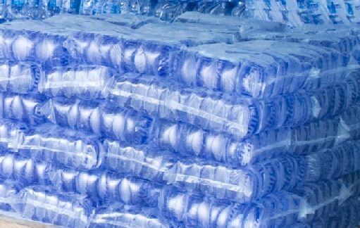 Guinée : après le moratoire sur les sachets d’eau, le défi de l’approvisionnement et des prix reste posé La Guinée accorde six mois de moratoire aux producteurs de sachets d’eau. Approvisionnement, prix et environnement : les enjeux de cette décision.